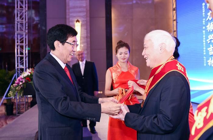 1、第二届全球吉商大会上，省委书记巴音朝鲁为获得“吉商凸起贡献人物”奖的曹和平董事长颁奖.jpg